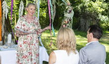 Traurednerin hält lustige Ansprache im Schloss Blumenthal