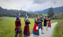 Mittelalterhochzeit im Wikingerstil Bogenschießen
