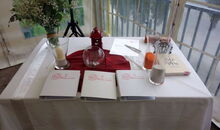 Trautisch für die freie Trauung mit Textbüchern für alle Beteiligten im Berggasthof Pflegersee in Garmisch-Partenkirchen