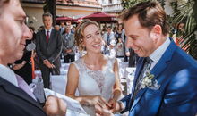 Das Brautpaar gibt sich das Eheversprechen. Ihre Hochzeit war eine freie Trauung im Gutshof Menterschwaige in München mit dem weltlichen Trauredner Markus Schäfler.