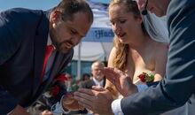 Entzünden der Hochzeitskerze bei einer freien Trauung mit dem weltlichen Trauredner Markus Schäfler
