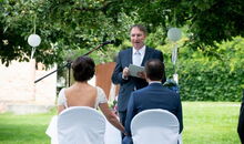 der weltliche Trauredner Markus Schäfler bei der freien Trauung auf der Obstwiese im Kloster Fürstenfeldbruck