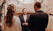 Trauredner Markus Schäfler bei freier Trauung in Harners Wirtshaus, Sixtnitgern bei Odelzhausen