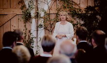 Traurednerin Silvia Schäfler hält freie Trauung im Almstadl bei Landsberg