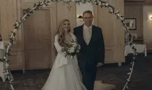 Winterhochzeit am Tegernsee: Die Braut wird von ihrem Vater hereingeführt