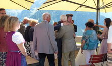 Brautpaar und Eltern bei der Trauungszeremonie in den Bergen