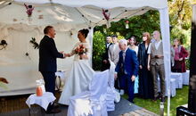 Trauung im Garten: freier Theologe Markus Schäfler begrüßt die Braut