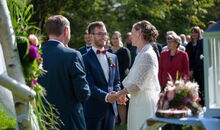 Trauredner Markus Schäfler bei einer freien Trauung auf einer Wiese