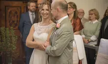 Brautpaar bei der freien Trauung auf der Waldburg