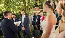 weltlicher Trauredner Markus Schäfler während der Zeremonie im Garten des Hotels Bad Schachen