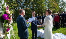 Brautpaar mit freiem Trauredner Markus Schäfler auf einer Wiese in Urlau