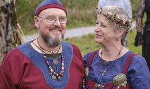 Mittelalterhochzeit im Wikingerstil stilvolle Kleidung