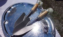 zwei Schaufeln zum Verbinden zweier Kulturen (deutsch-türkisch) und zweier Religionen (christlich-muslimisch)