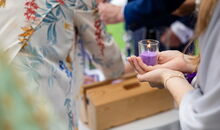 Theologin gestaltet Familienritual für freie Trauung mit Gottes Segen am Ammersee