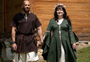 Wikingerhochzeit im Burgenland: Einzug des Silberpaares