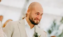 Hochzeit in der Alten Mühle Roggenburg: Bräutigam während der Trauung