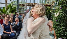 Braut bedankt sich bei Traurednerin