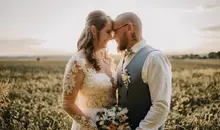 Brautpaar feiert Bohohochzeit in der Mittelstetter Mühle