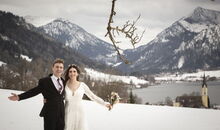 winter wedding in Bavaria: couple in the snow in front of Lake Schliersee