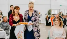 Familienmitglieder überreichen dem Brautpaar Brot und Salz bei der freien Trauung in der Alten Mühle Roggenburg.