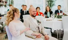 Hochzeitspaar lacht während freier Trauung in der Alten Mühle Roggenburg.