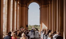 Traurednerin Silvia Schäfler hält deutsch-englische Trauung im Maximilianeum München