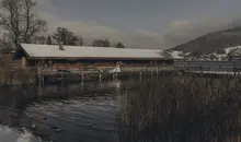 Brautpaar am Bootshaus am Tegernsee bei Winterhochzeit