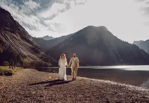 Hochzeit in der alten Mühle Roggenburg: Paar am Bergsee