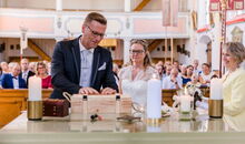 Freie Trauung in der Kirche: Brautpaar befüllt die Zeitkapsel