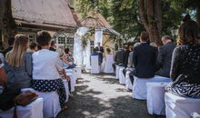 weltlicher Hochzeitsredner Markus Schäfler bei einer freien Trauung im Gutshof Menterschwaige in München