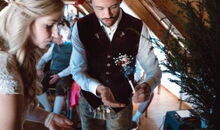 Das Brautpaar entzündet die Hochzeitskerze bei der freien Trauung im Brauhaus Riegele.