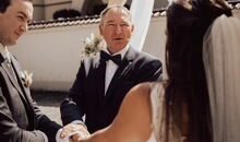 freier Theologe Markus Schäfler bestätigt den Ehebund in der Trauzeremonie am Schloss Igling