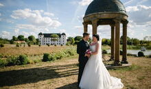 Brautpaar im Schlosspark von Schloss Walkershofen nach der freien Trauung mit Trauredner Markus Schäfler
