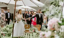 Einzug des Brautpaares bei der Weilachmühle-Hochzeit mit freier Trauung