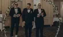 Einzug des Bräutigams mit Trauzeugen bei Winterhochzeit am Tegernsee