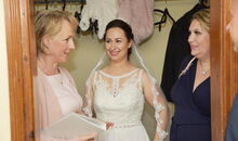 Traurednerin beruhigt nervöse Braut