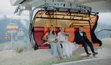 Die Braut kommt mit dem Sessellift auf die Steinbockalm zur freien Trauung.