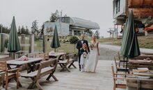 Einzug der Braut mit Brautvater und Blumenmädchen auf der Steinbockalm im Salzkammergut