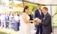 Der Trauredner empfängt das Brautpaar bei der freien Trauung im Gutsgasthof Stangl, Neufarn-Vaterstetten