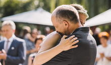 emotionaler Moment für das Hochzeitspaar