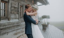 Hochzeitspaar im Nebel auf der Steinbockalm im Salzkammergut