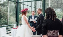 weltlicher Hochzeitsredner Markus Schäfler bei einer freien Zeremonie in der Orangerie Bad Endorf