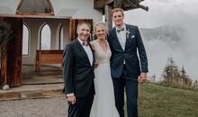 Brautpaar mit Hochzeitsredner auf der Steinbockalm im Salzkammergut