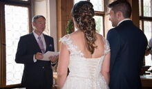 Trauredner Markus Schäfler bei der freien Trauung im Rathaussaal im historischen Rathaus in Landsberg am Lech