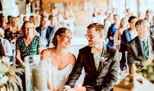 Bohohochzeit in der Scheune feiern