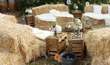 Strohlager für Bohohochzeit