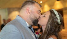 inniger Kuss des Hochzeitspaares bei der freien Trauung in der Meckatzer Sportalp