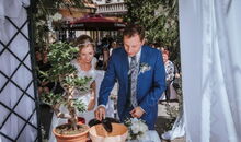 Pflanzen eines Ehebaums bei einer freien Trauung im Gutshof Menterschwaige in München