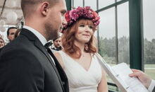 Brautpaar bei einer freien Trauungszeremonie mit Hochzeitsredner Markus Schäfler in der Orangerie Bad Endorf