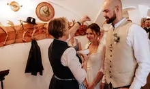Brautpaar in Tracht bei Trachtenhochzeit
